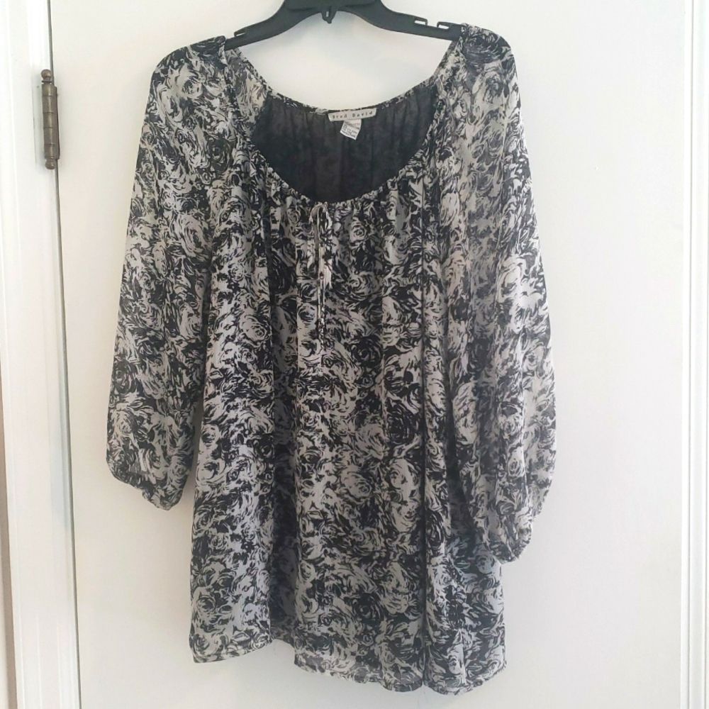 Floral print blouse.